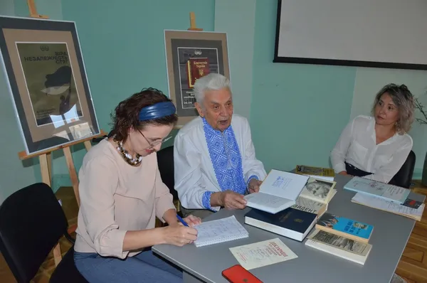 Автографи авторів незалежності: фонди Волинського музею поповнилися рідкісною колекцією (фото)