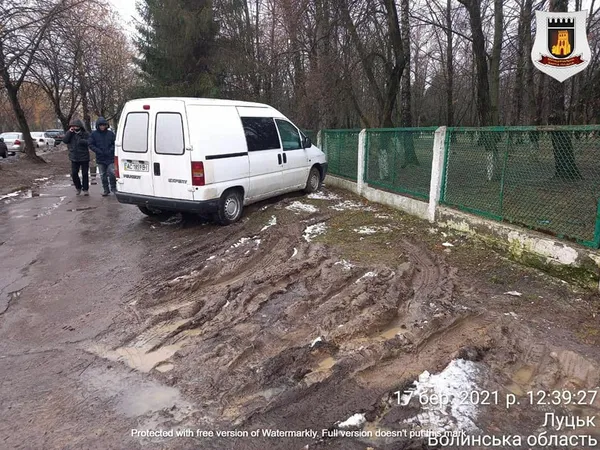 У Луцьку паркохами перетворили на болото газони біля поліклініки (фото)