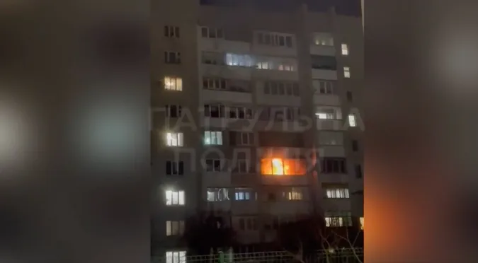 Луцькі патрульні витягли з палаючої квартири жінку (відео)