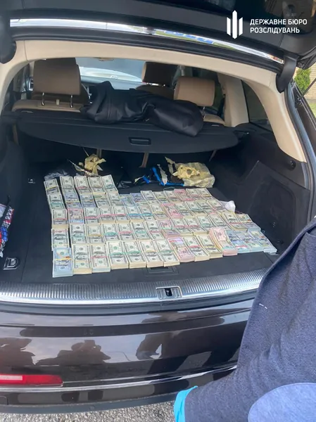 700 000 $ в авто: затримали волинського митника, який віз хабар у Київ (фото, відео)