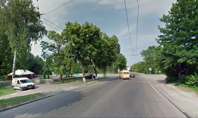 Водіям у Луцьку хочуть заборонити паркуватися  біля Центрального парку