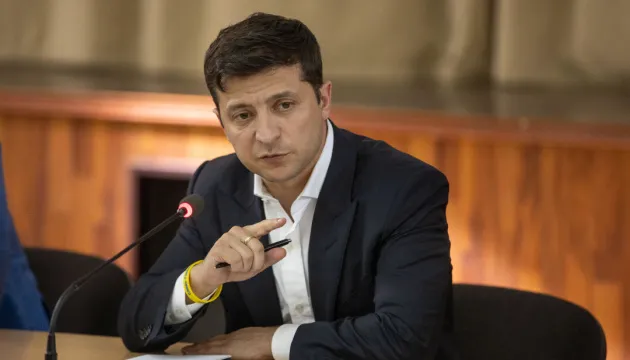 Зеленський пропонує припинити повноваження всіх суддів КСУ