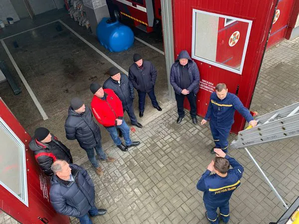 Волинські рятувальники навчали волонтерів бути вогнеборцями (фото)