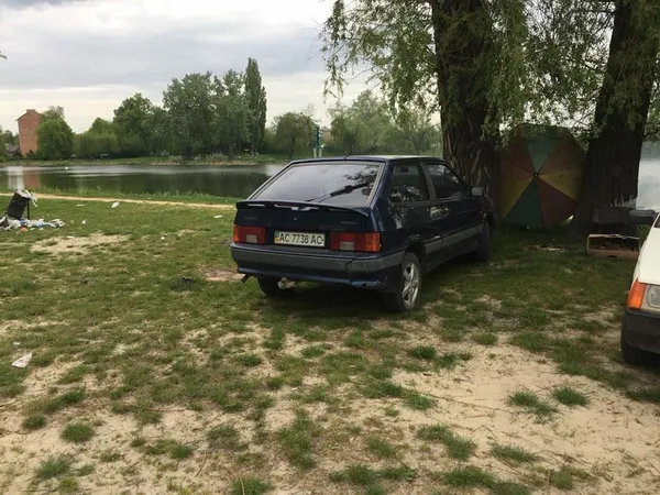 Луцькі муніципали присоромили водіїв, які паркуються на газонах (Фото)