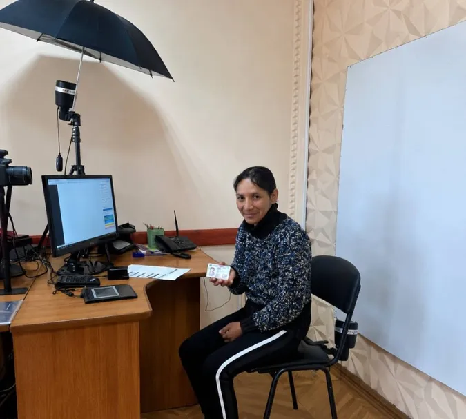 Понад 10 років без документів: на Волині жінці оформили перший сучасний паспорт (фото)