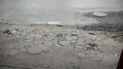 Лучани скаржаться на жахливий стан дороги біля зупинки (фото)