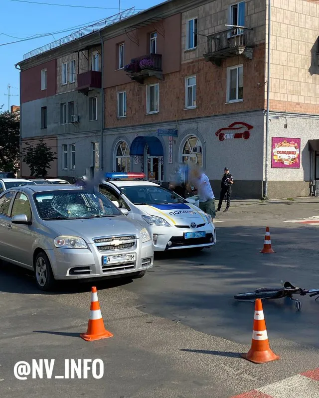 Проїхав на червоний: у Нововолинську автівка знесла велосипедиста (відео)