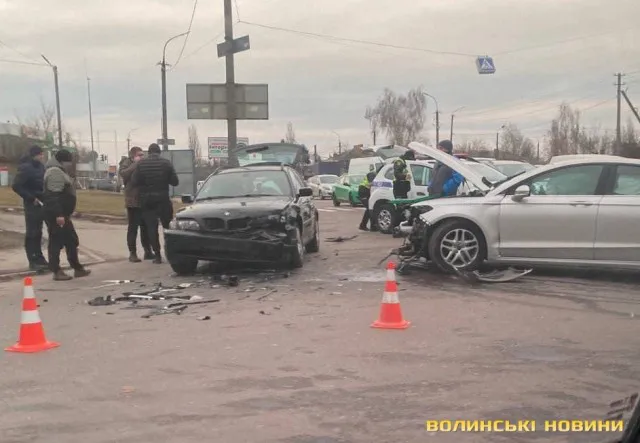 Розтрощені бампери: в Луцьку на перехресті Дубнівської та Глушець зіткнулися два авто (фото, відео)