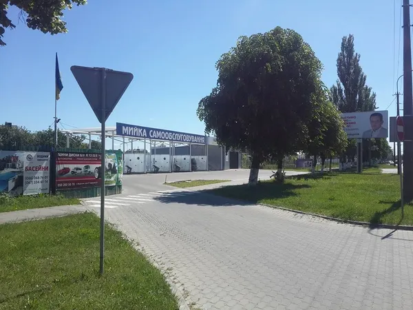 «Турбота про клієнтів», – біля луцької мийки замалювали дорожню розмітку (фото)