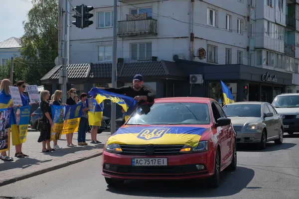 У Володимирі влаштували автопробіг та мирну акцію на підтримку полонених і зниклих безвісти (фото)