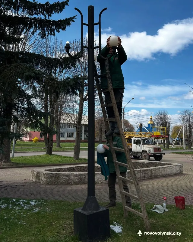 У Нововолинську вандали потрощили щойно відремонтовані ліхтарі (фото)