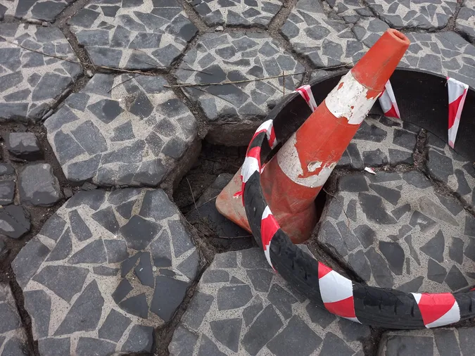 У центрі Луцька провалюється трилінка (фото)