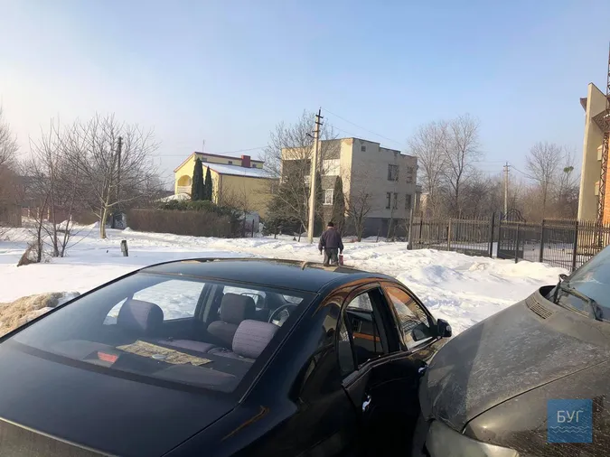 У Нововолинську бус протаранив легкове авто (фото)