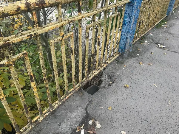 Ями такі великі, що видно річку: коли поремонтують луцький міст на Шевченка (фото)