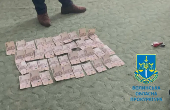 Посадовця Волинського облавтодору викрили на хабарі (фото)
