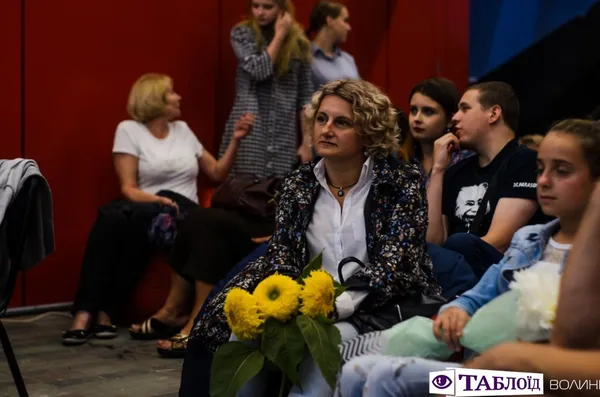 Дощ не завада: лучани зібралися, аби заспівати пісень Кузьми у день його народження (фото)