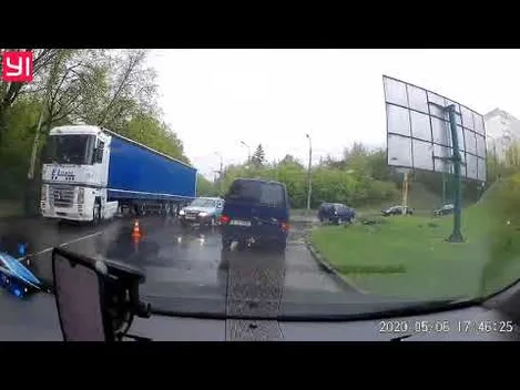 У Луцьку авто не розминулося з вантажівкою: утворився затор (відео)