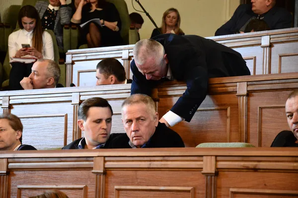 ...Юрій Ройко, певно, щось приклеює на спину Віктору Радчуку...