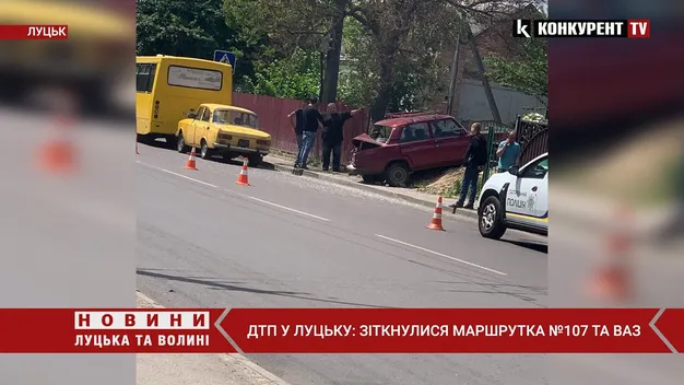 У Луцьку приміська маршрутка протаранила «жигулі» (відео)