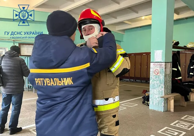 Волинські рятувальники вчили вогнеборців-добровольців гасити пожежі (фото)