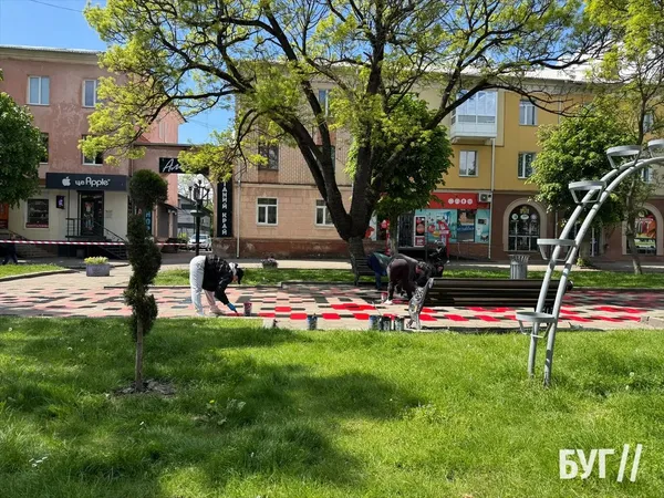 «Вишивана алея» до Дня вишиванки: у місті на Волині розфарбували доріжку (фото)