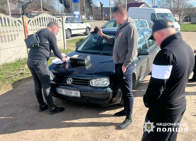 Канабіс у ведмедику: на Рівненщині затримали отримувача посилки з наркотиками (фото)