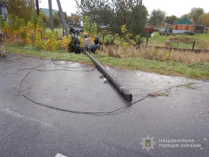 На Волині – смертельна ДТП: водій Volkswagen врізався в електроопору (фото)