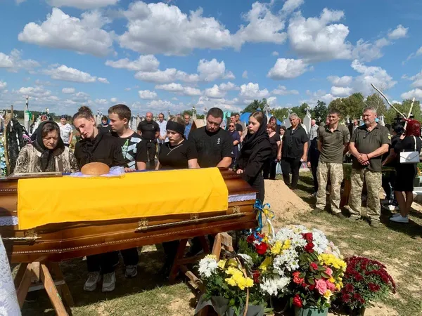 Три роки чекали на повернення: на Волині попрощалися з воїном Миколою Фоміним (фото)