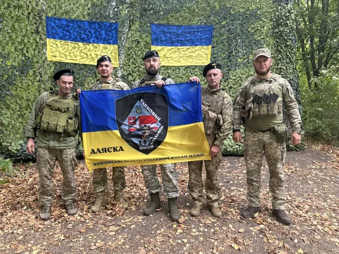 Нагороди, відзнаки та подарунки: воїнів-танкістів з 14-ї ОМБр вітали з професійним святом (фото)
