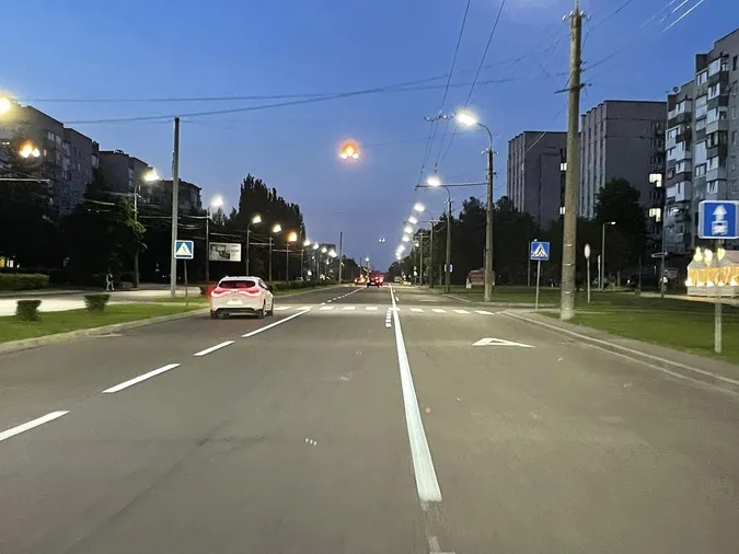 На проспекті Соборності в Луцьку завершують нанесення розмітки (фото)