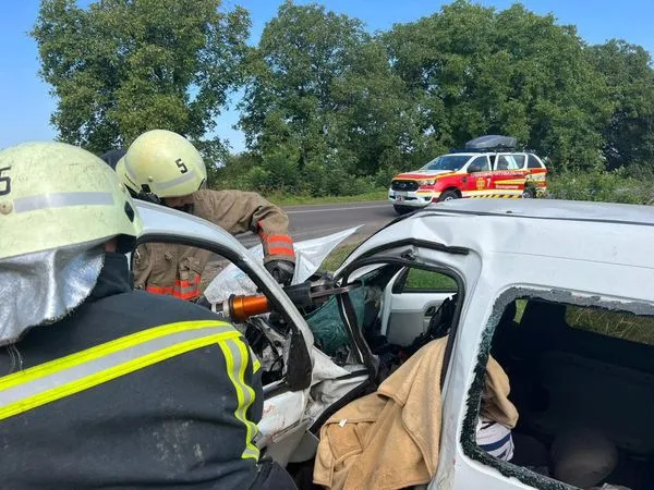 Розтрощене авто і заблокований водій: у Нововолинську зіткнулися бус і легковик (фото)