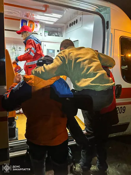 Десять днів блукав у горах: на Закарпатті розшукали зниклого туриста (фото)