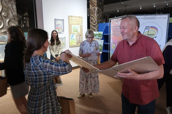 У Луцьку нагородили художників, які кілька днів малювали Старе місто (фото)