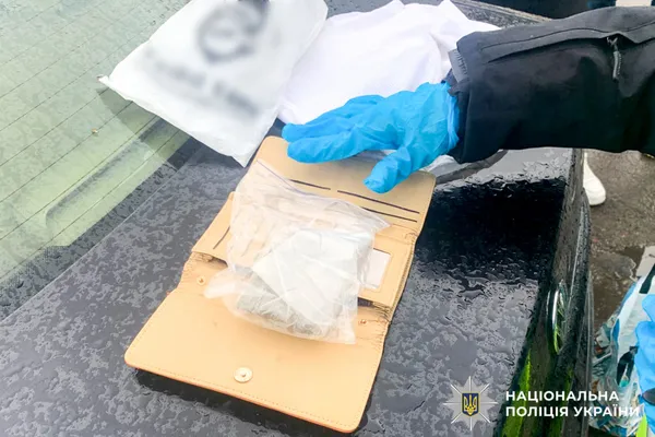 Збувала наркотики посеред білого дня: на Рівненщині затримали жінку з канабісом (фото)