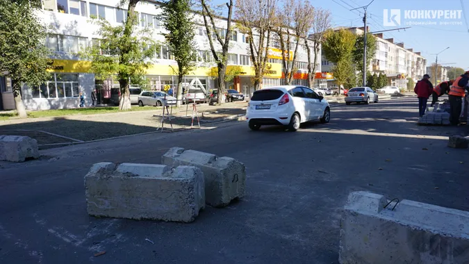 Хаос та вкладання бруківки: що коїться на проспекті Волі у Луцьку (фото)