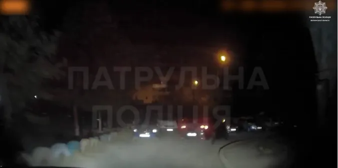 У Луцьку вночі п'яний на «рено» втікав від патрульних і в'їхав у припарковане авто (відео)