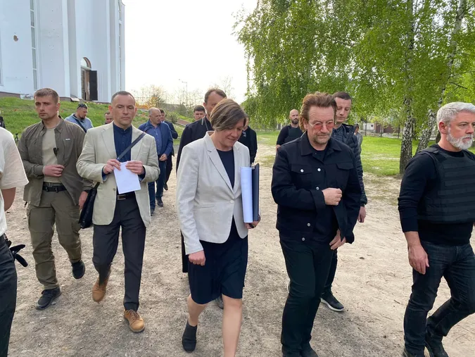 Ірландський рок-співак після концерту у київському метро поїхав до Бучі та Ірпеня (фото)