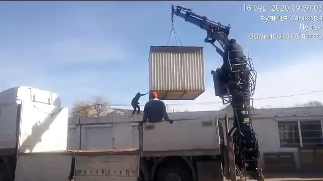 На Старому ринку в Луцьку продовжують зносити контейнери (відео)
