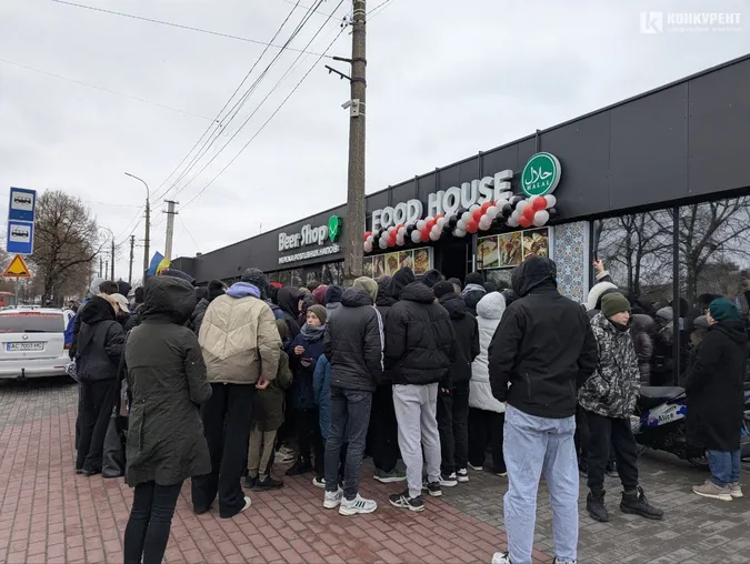 Лучани «штурмували» новий заклад, бо там роздавали безкоштовну шаурму (відео)