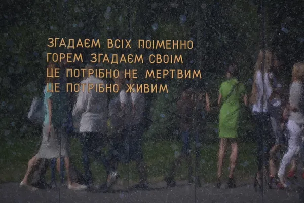 Мовчки та зі сльозами: у Луцьку вшанували пам'ять жертв Другої світової війни (фото)