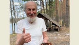 Волинянин 25 років живе біля озера і перетворив його берег на справжню казку (фото)