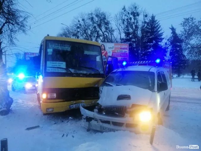 У центрі Луцька маршрутка протаранила бус (фото)