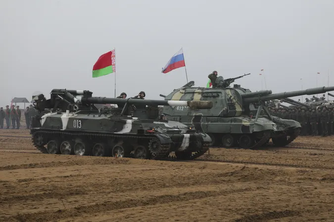 Білоруських строковиків використовують як чорноробів: відмивають російські танки від останків тіл