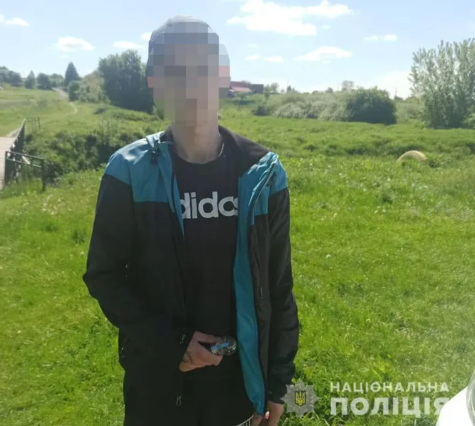 Чотири згортки психотропів: у Луцькому районі чоловік закладав наркотики (фото)