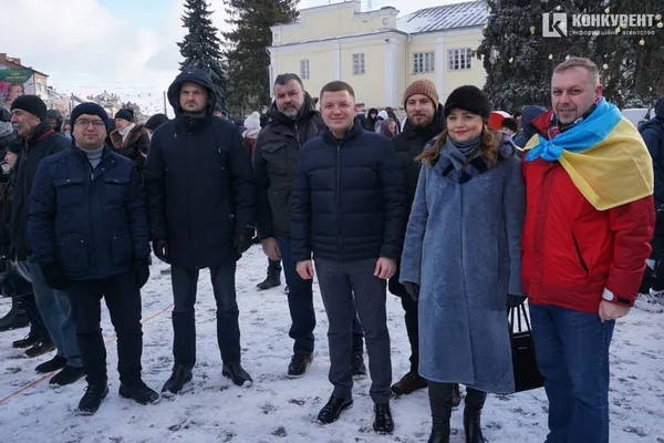 Свято єднання: у Луцьку розгорнули довжелезний стяг у День Соборності (фото, відео)