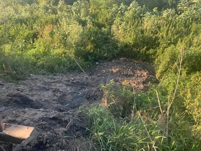 За 5 метрів від дороги: у Липлянах водій незаконно зливав фекалії (фото)