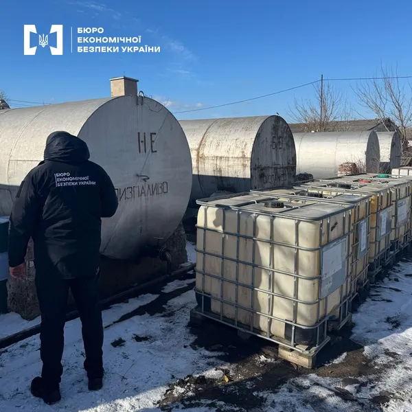 Нелегальна АЗС на Волині: вилучено 10 тонн дизпального, талони та сотні карток (відео)