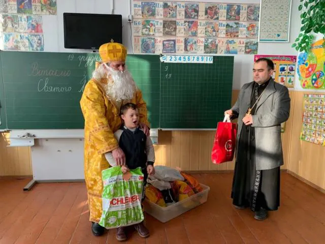 Студенти-міжнародники Лесиного вишу організували свято Миколая дітям із дитбудинку (фото)