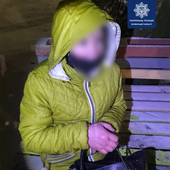 У Луцьку жінка ночувала на лавці: патрульні дали їй гроші на таксі