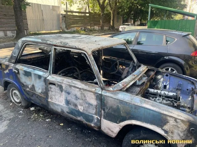 У Луцьку посеред вулиці горіло покинуте авто